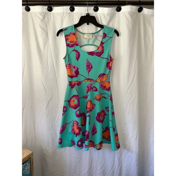 Everly dress size small - Picture 2 of 5